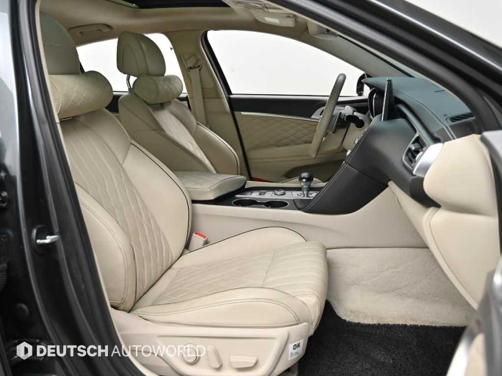 Genesis G70 - Vista 10