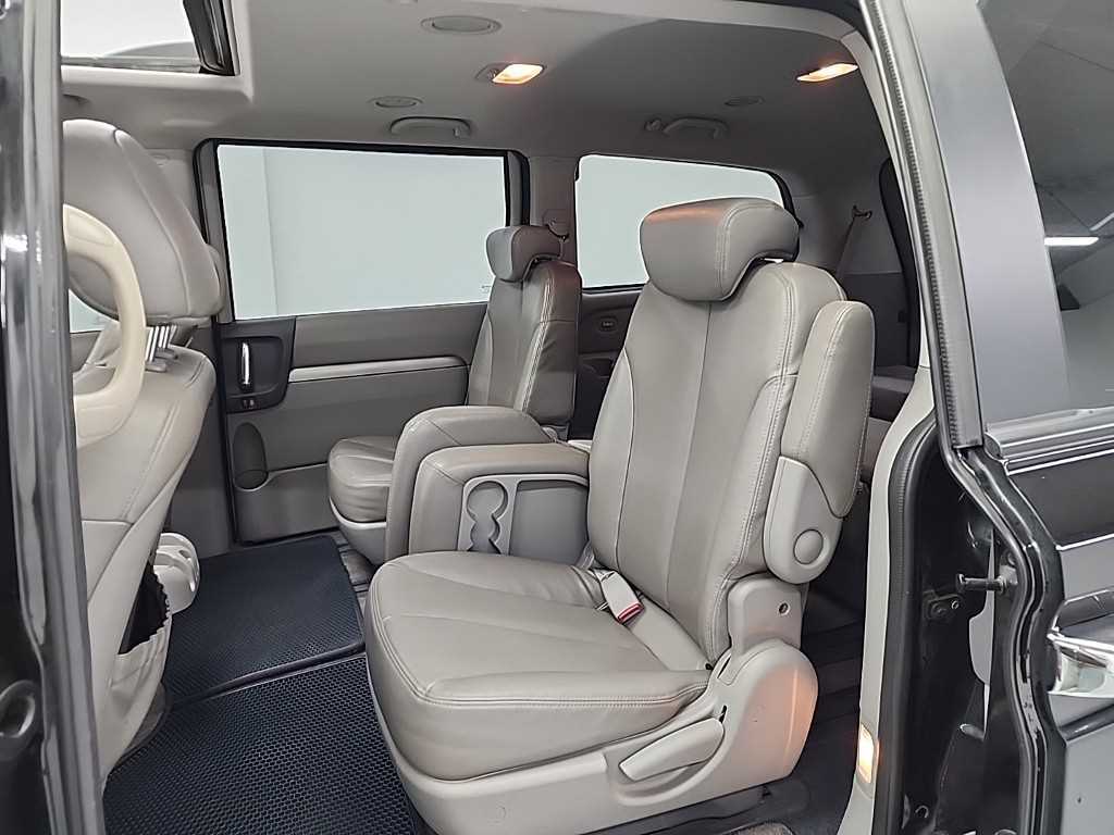 KIA Carnival - Vista 12