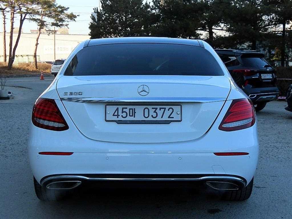 Mercedes Benz E class - Vista 4