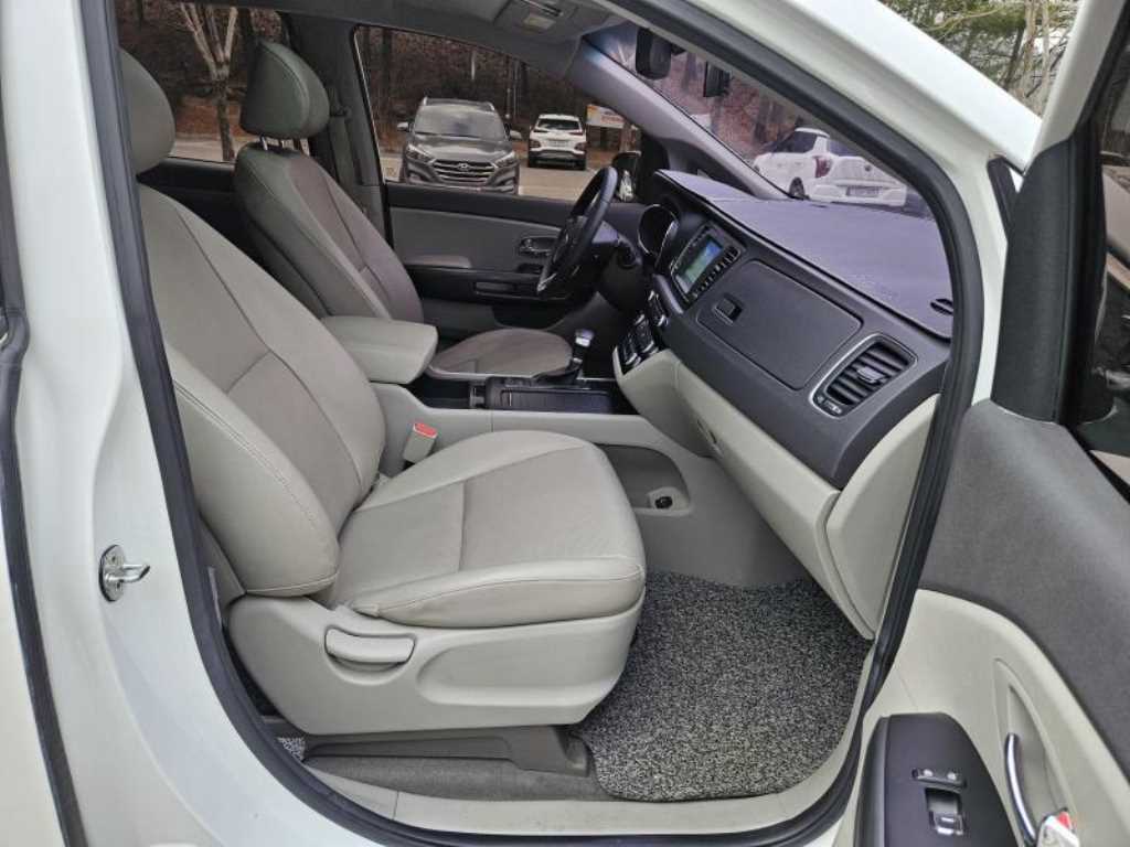 KIA Carnival - Vista 10