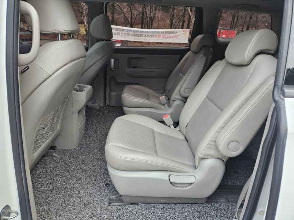 KIA Carnival - Vista 11