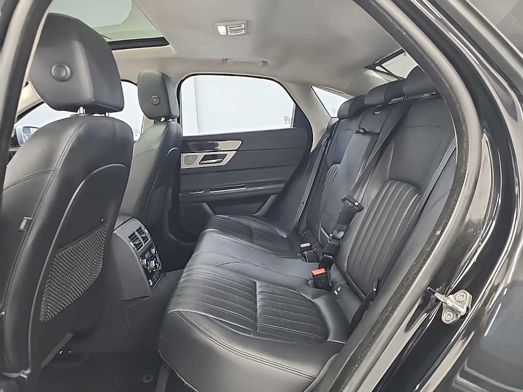 Jaguar XF - Vista 12