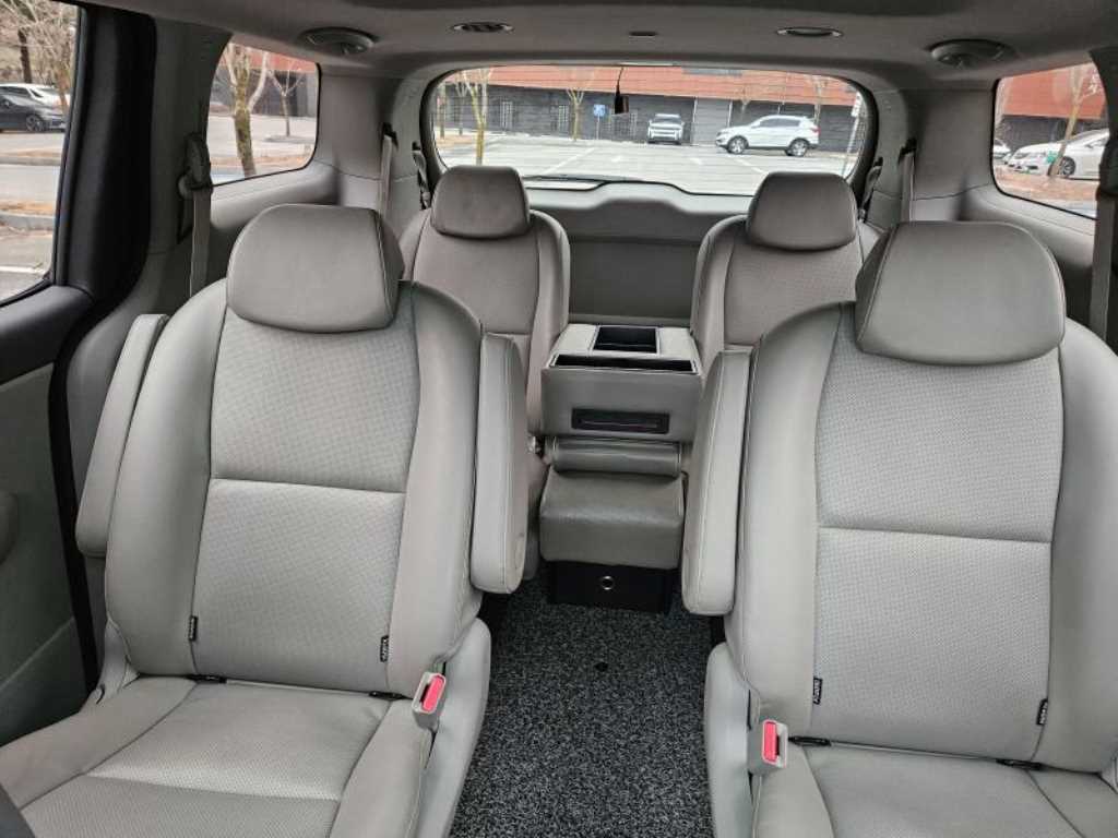 KIA Carnival - Vista 12