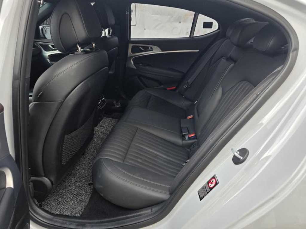 Genesis G70 - Vista 6