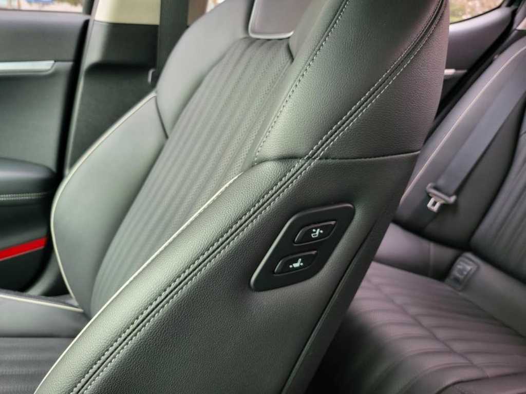 Genesis G70 - Vista 10