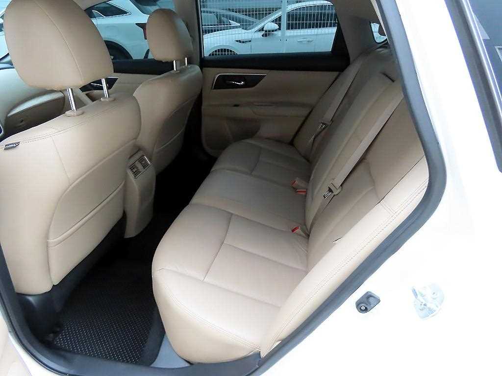 Nissan Altima - Vista 6