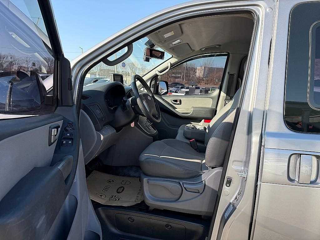 HYUNDAI Starex - Vista 6