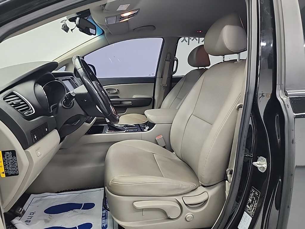 KIA Carnival - Vista 11