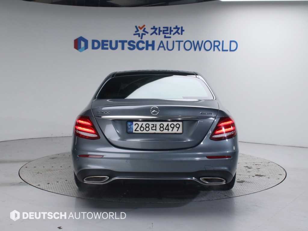 Mercedes Benz E class - Vista 4