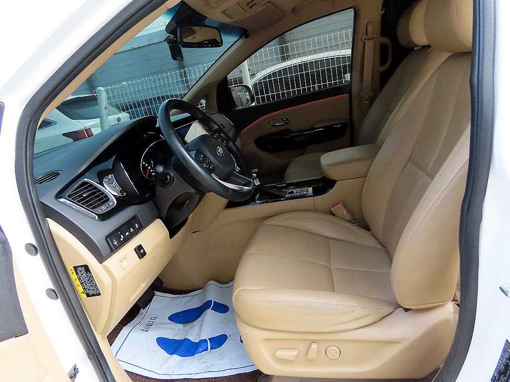 KIA Carnival - Vista 5