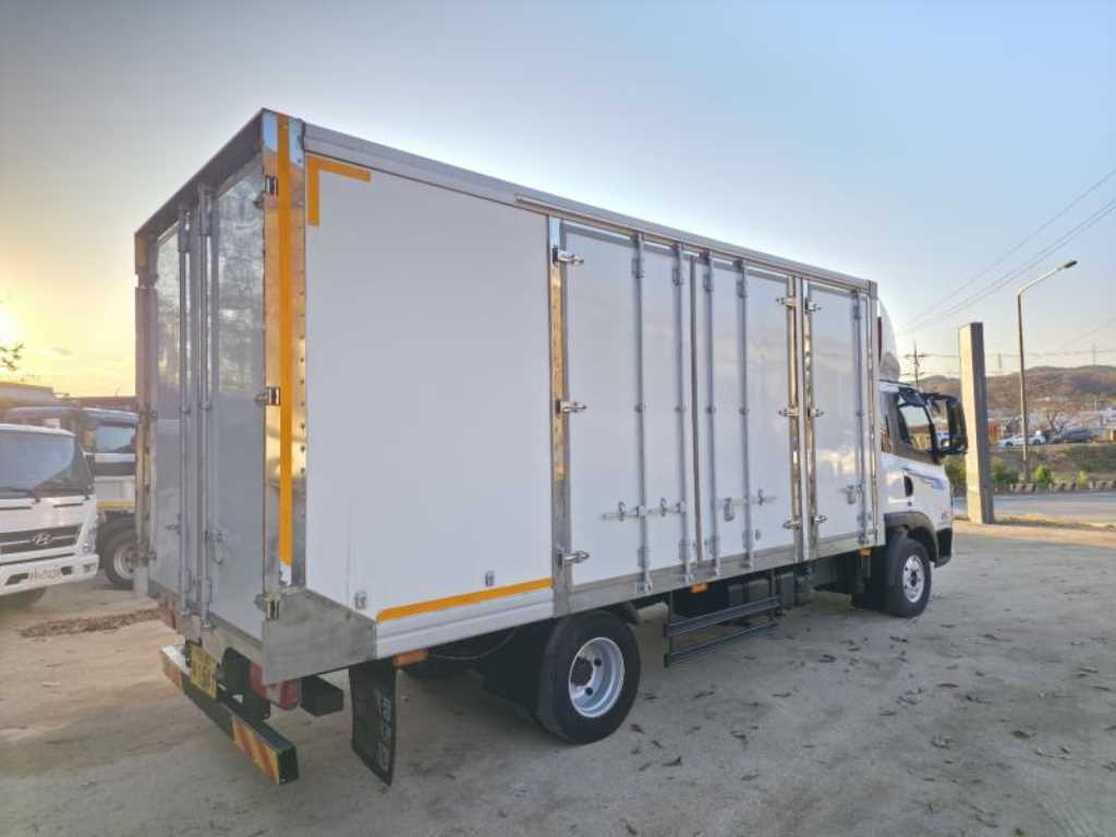 medium and large cargo truck - Vista 12