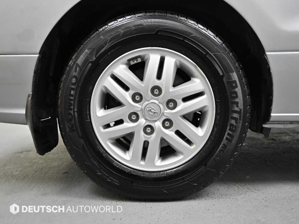 HYUNDAI Starex - Vista 5