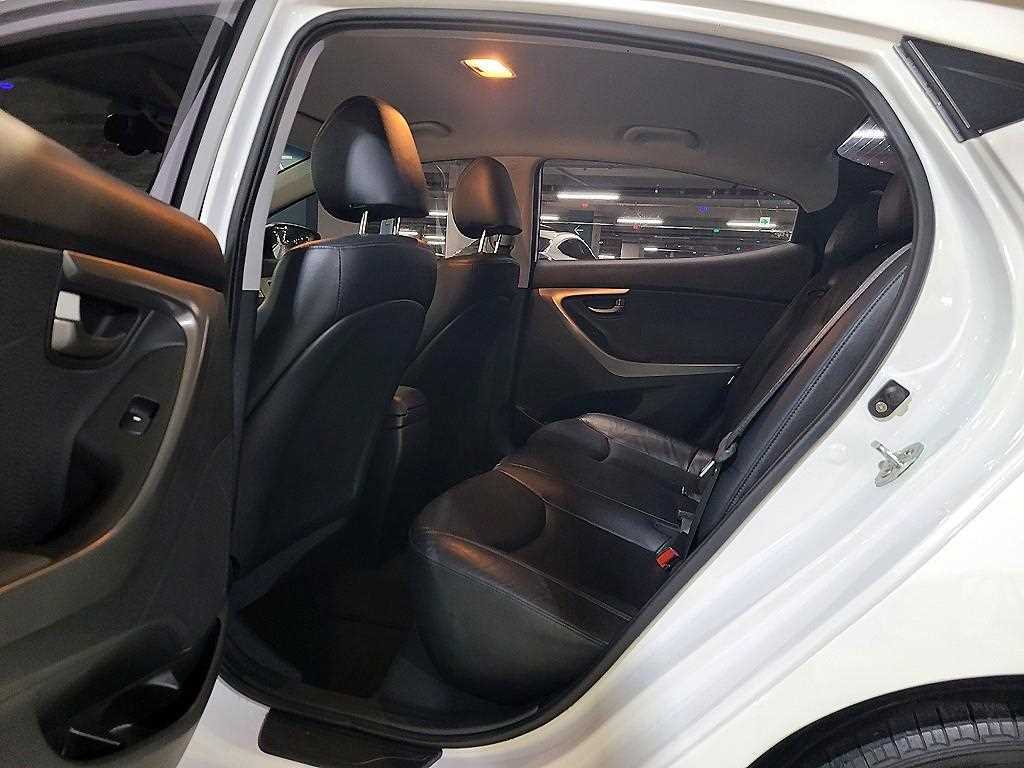 HYUNDAI Avante - Vista 8