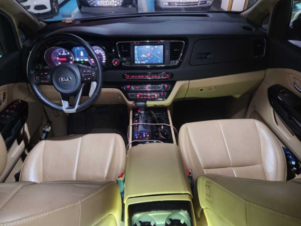 KIA Carnival - Vista 9