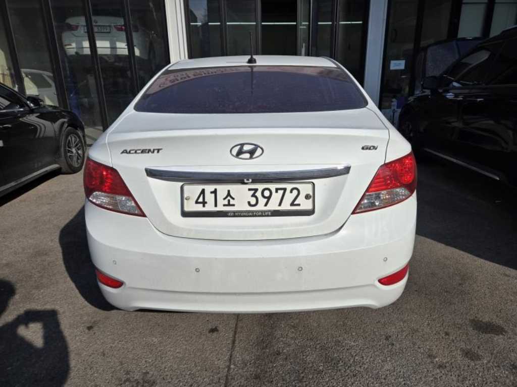 HYUNDAI Accent - Vista 2