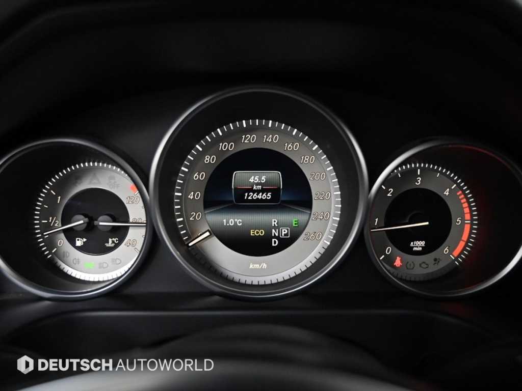 Mercedes Benz E class - Vista 8