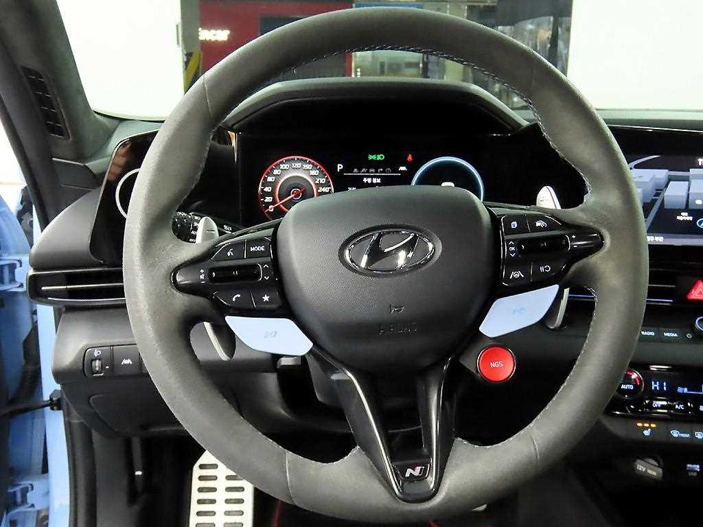 HYUNDAI Avante - Vista 9