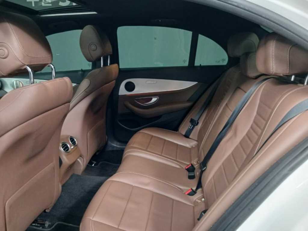 Mercedes Benz E class - Vista 8