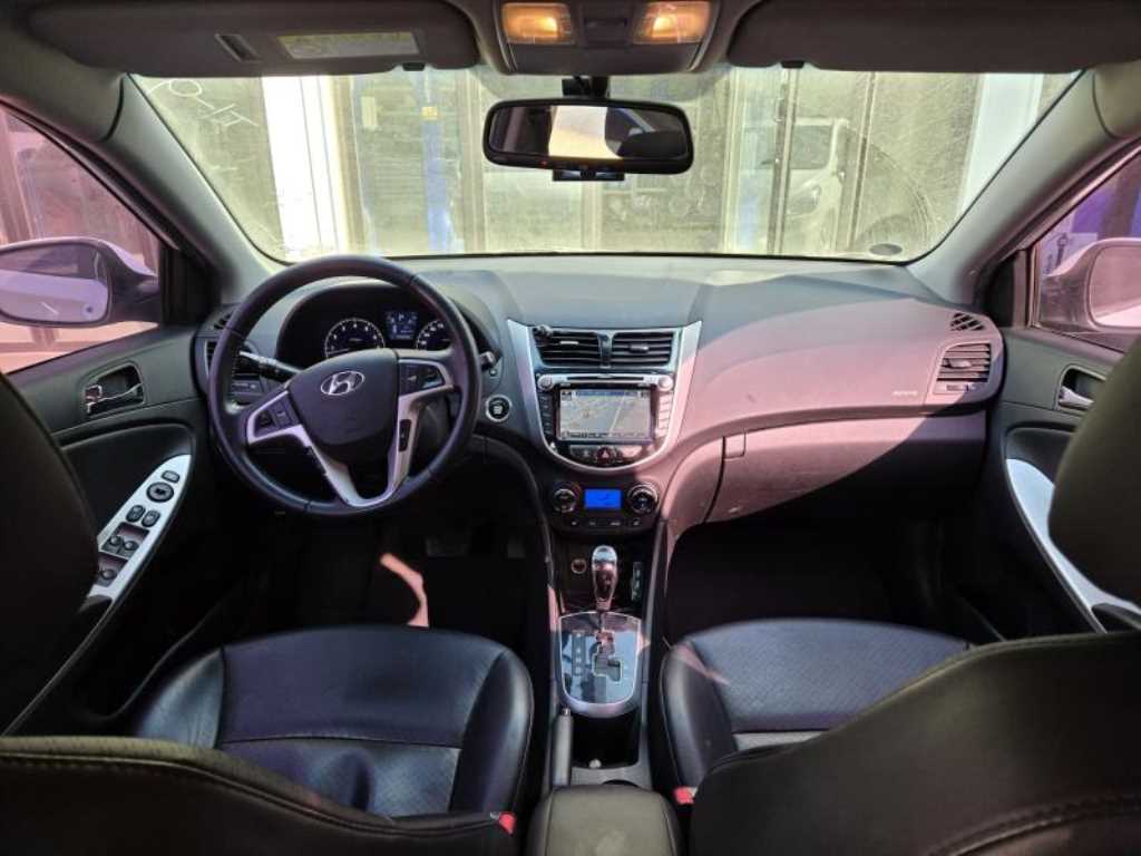 HYUNDAI Accent - Vista 8