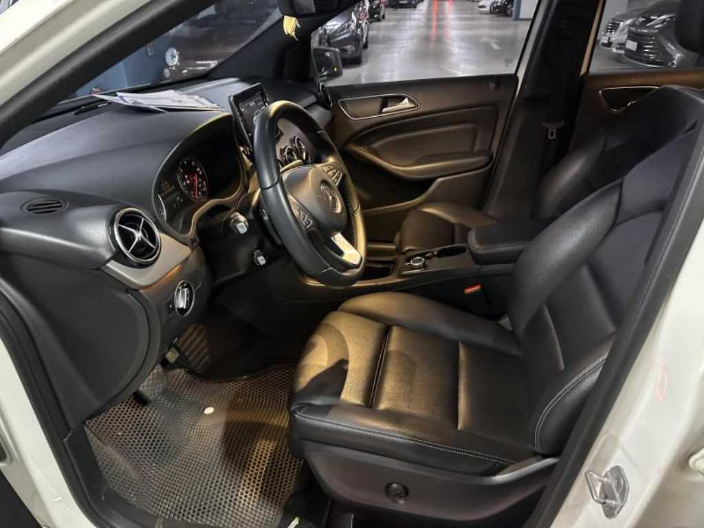 Mercedes Benz B Class (MY B) - Vista 4