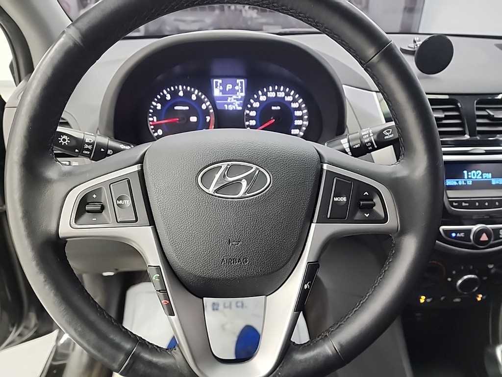 HYUNDAI Accent - Vista 9