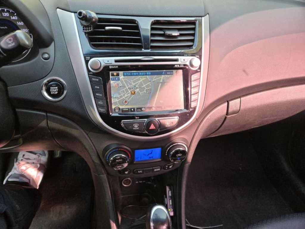 HYUNDAI Accent - Vista 6