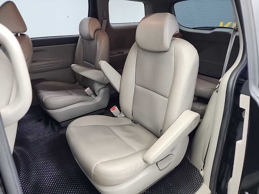 KIA Carnival - Vista 12