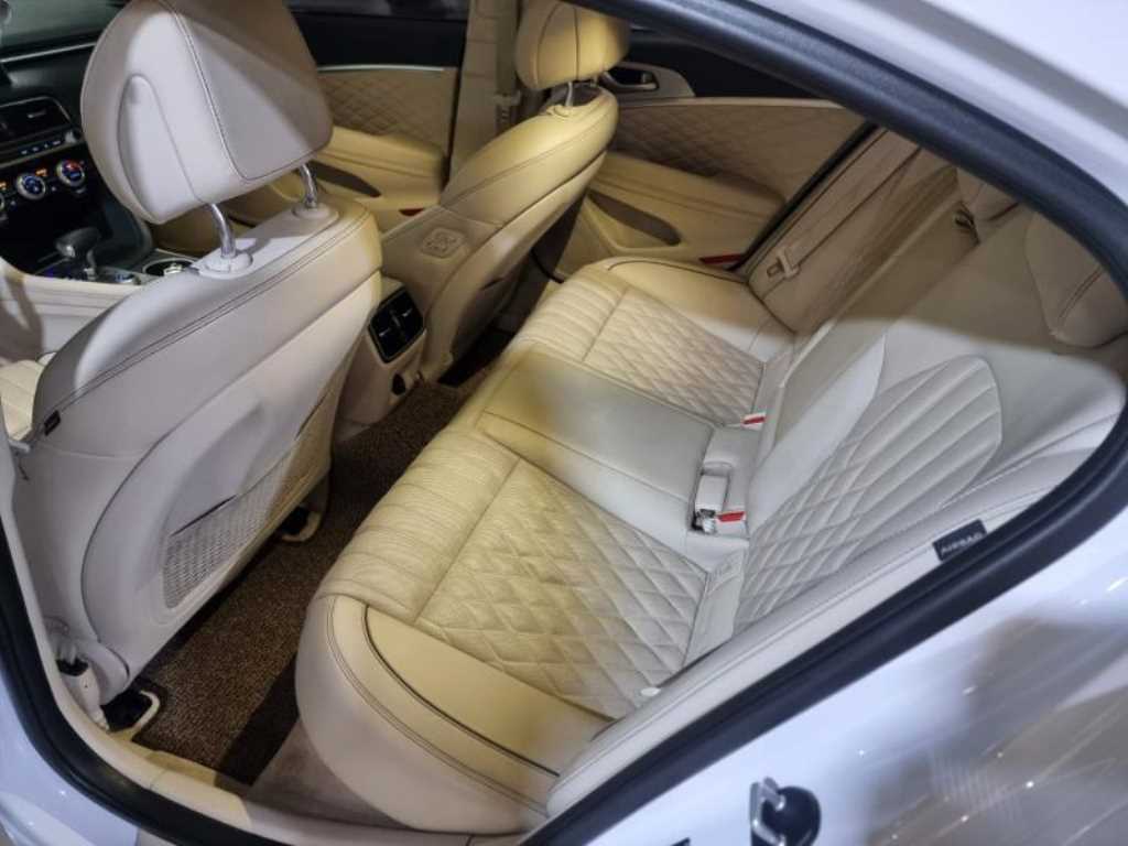 Genesis G70 - Vista 10