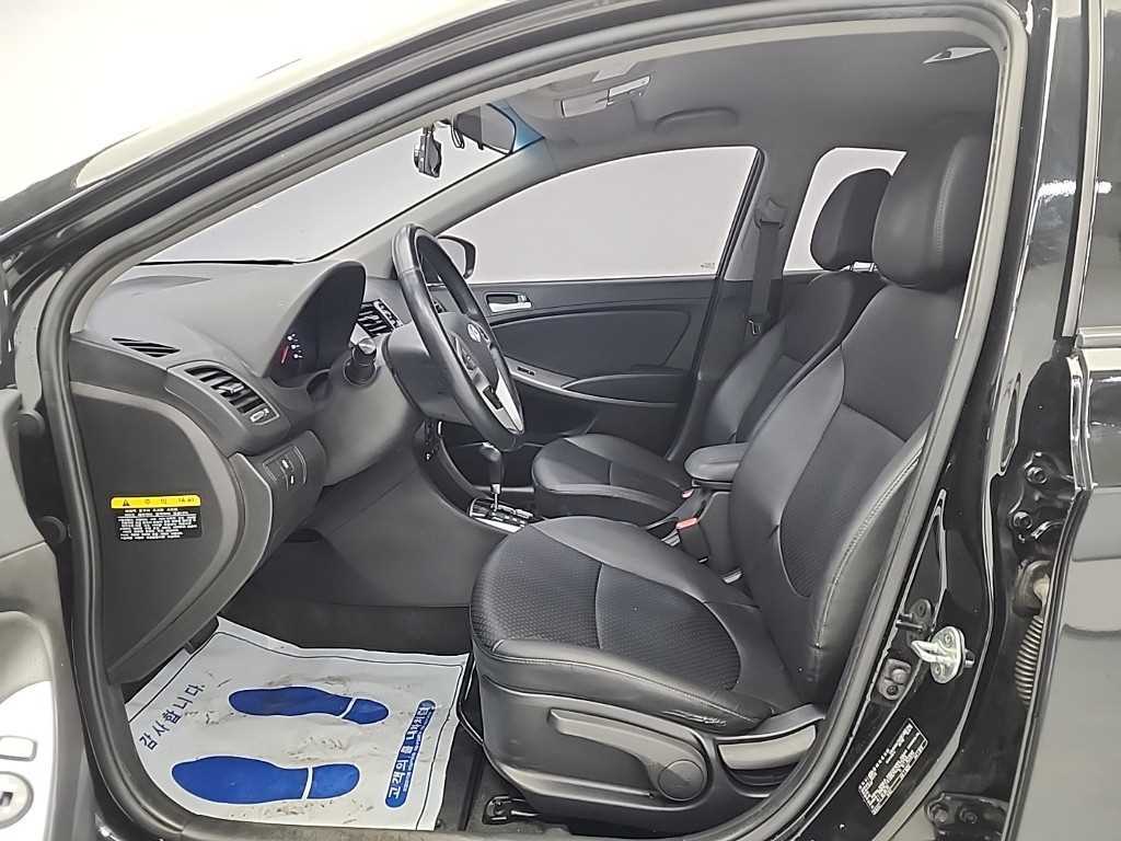 HYUNDAI Accent - Vista 11