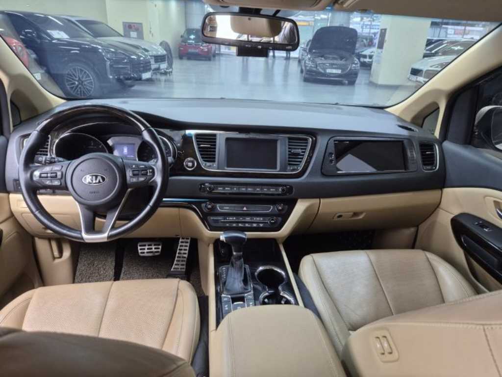 KIA Carnival - Vista 6