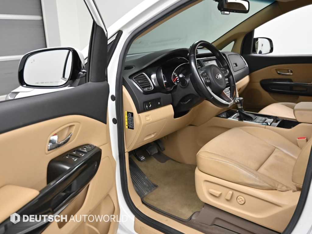 KIA Carnival - Vista 11