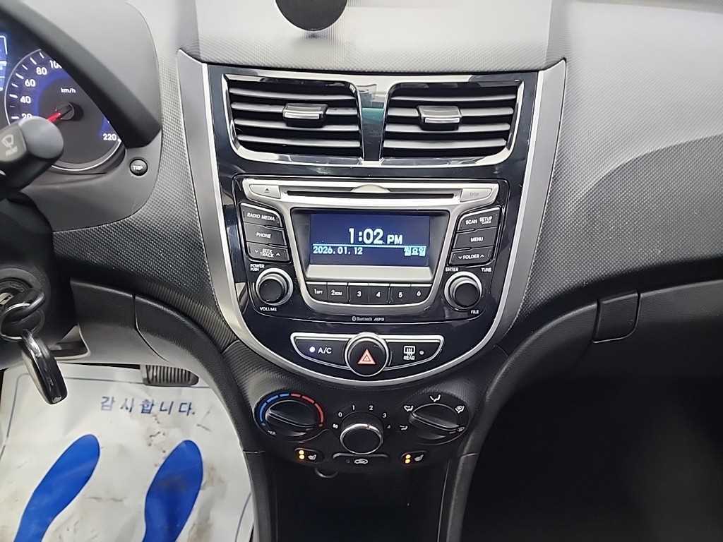 HYUNDAI Accent - Vista 10