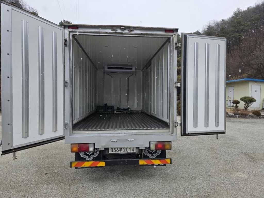 medium and large cargo truck - Vista 9