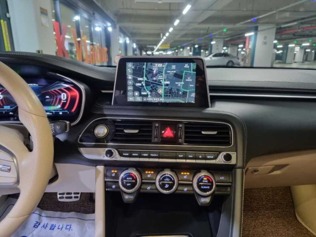 Genesis G70 - Vista 8