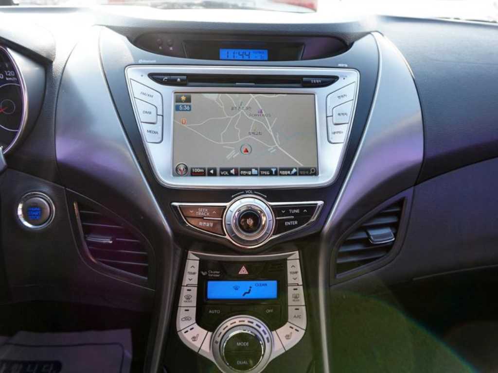 HYUNDAI Avante - Vista 9