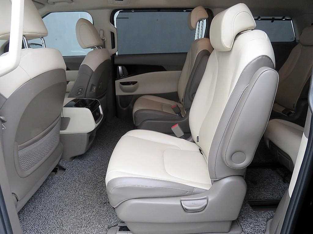 KIA Carnival - Vista 8