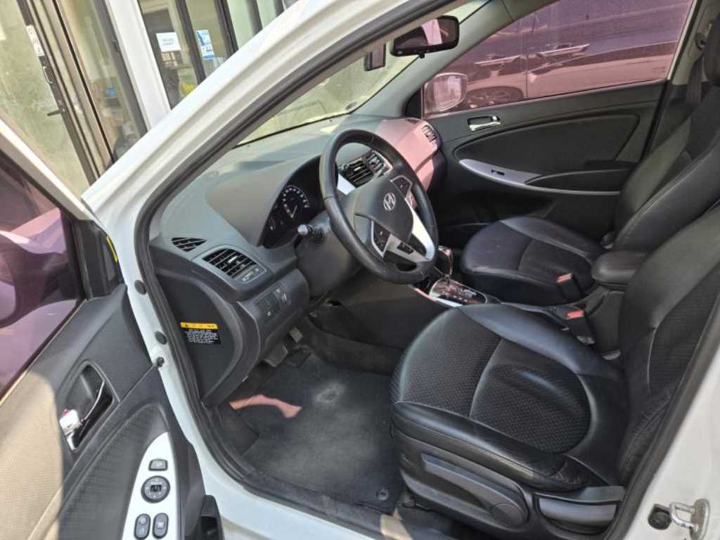 HYUNDAI Accent - Vista 5