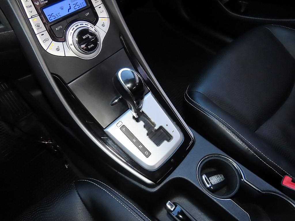 HYUNDAI Avante - Vista 10