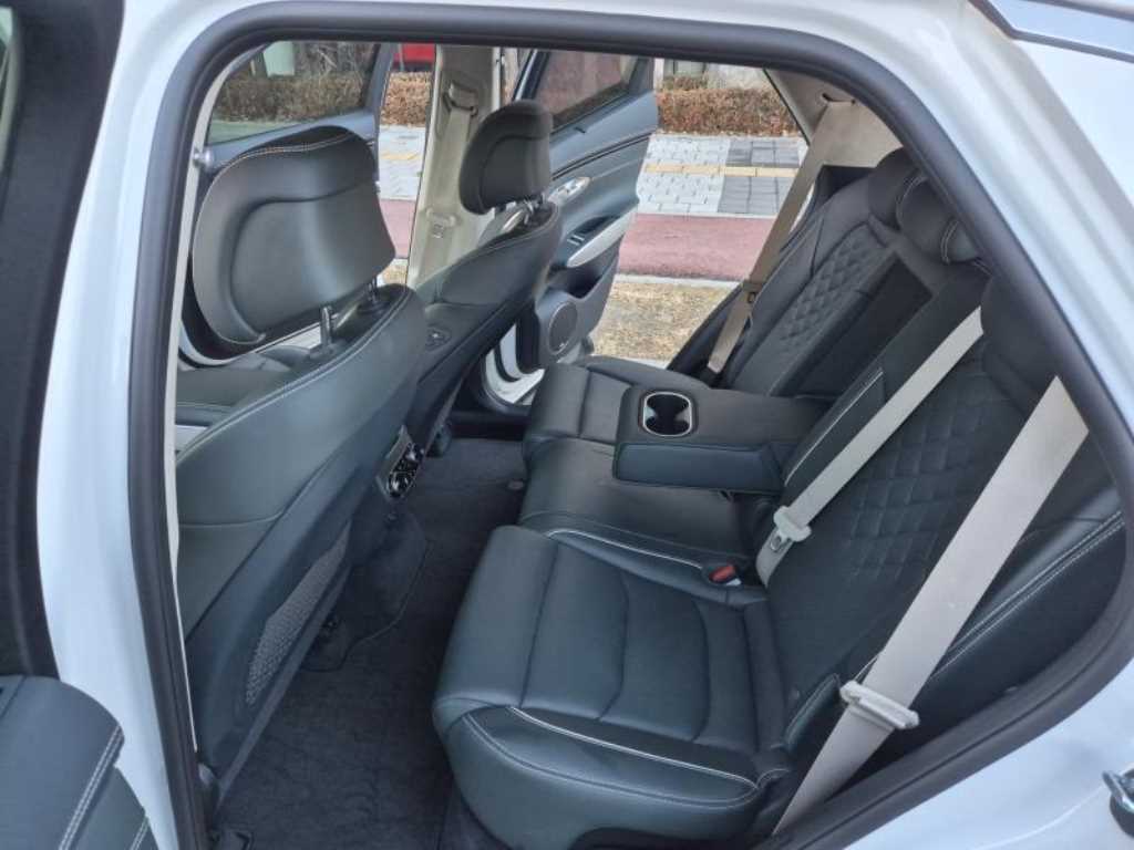 Genesis GV70 - Vista 8