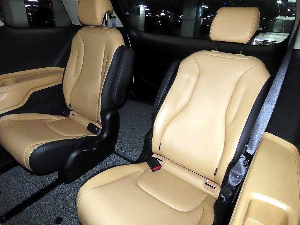 KIA Carnival - Vista 8