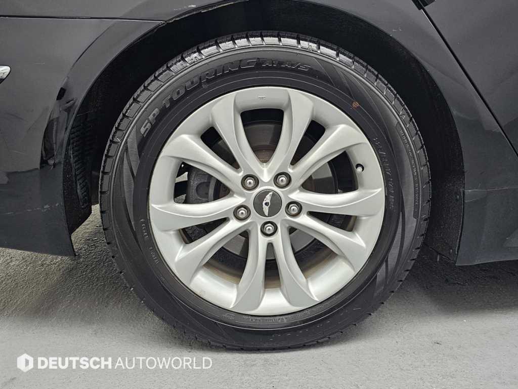 HYUNDAI Genesis - Vista 5