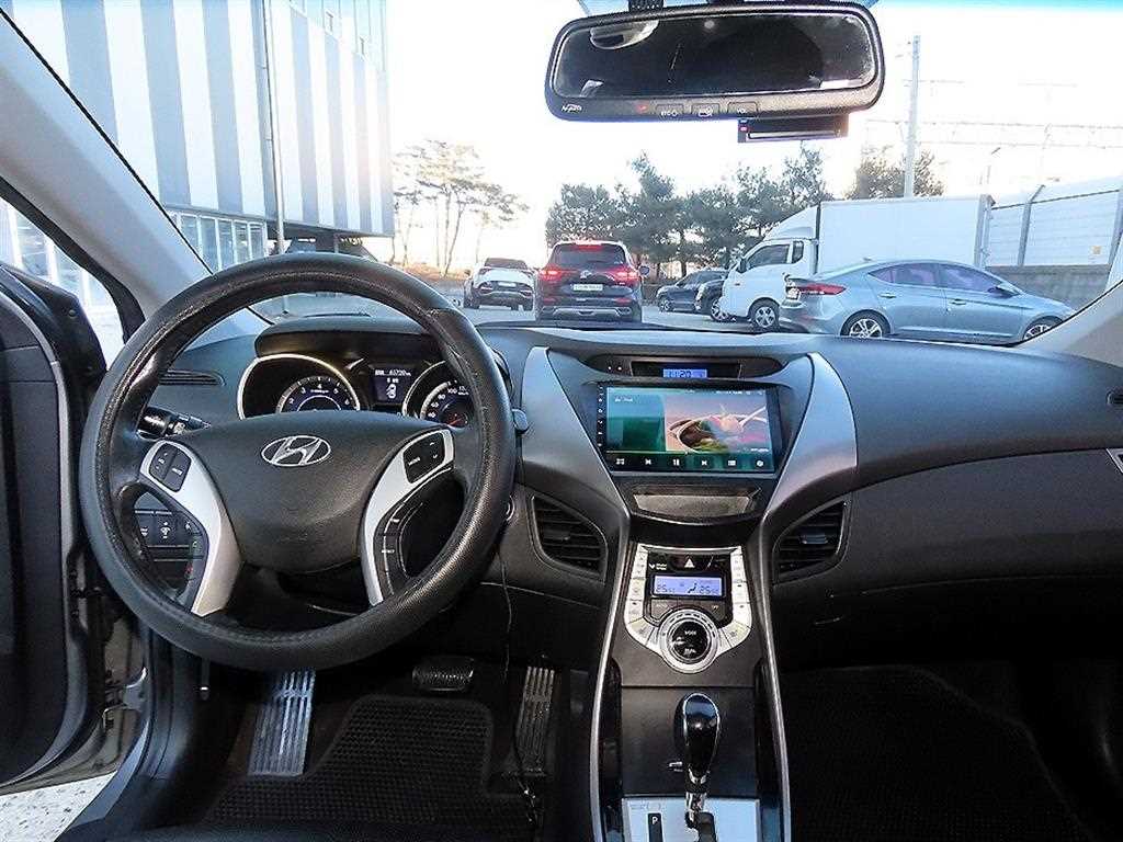 HYUNDAI Avante - Vista 7