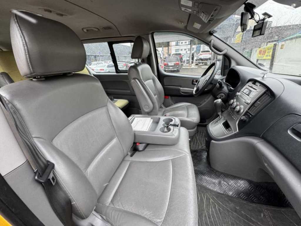 HYUNDAI Starex - Vista 8