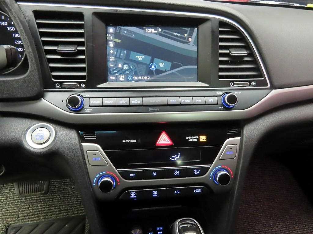 HYUNDAI Avante - Vista 10