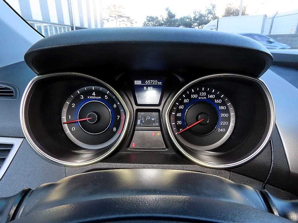 HYUNDAI Avante - Vista 9