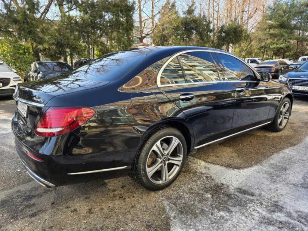 Mercedes Benz E class - Vista 4