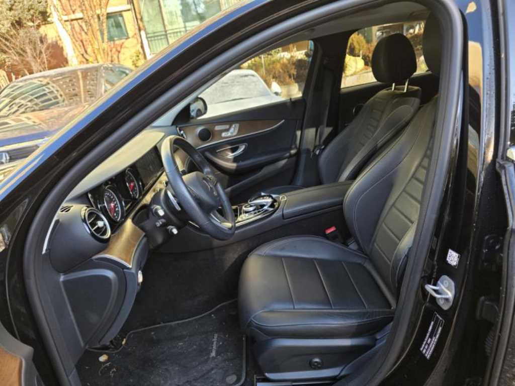 Mercedes Benz E class - Vista 8