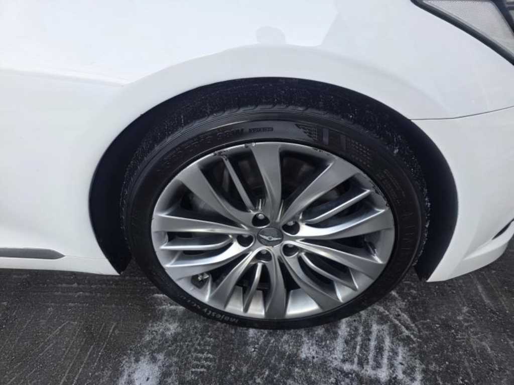 HYUNDAI Genesis - Vista 5