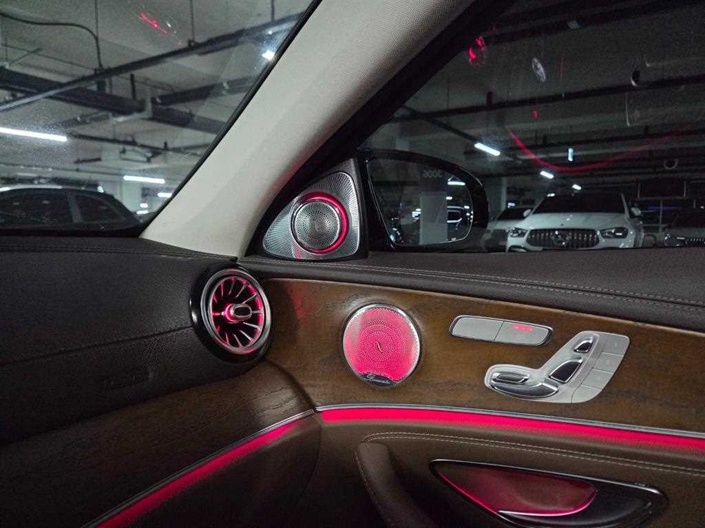 Mercedes Benz E class - Vista 12