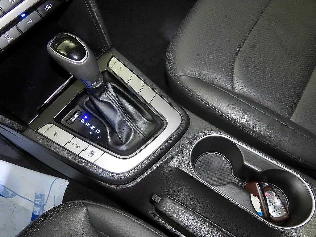 HYUNDAI Avante - Vista 12